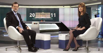 El candidato del PP a la presidencia del Gobierno, Mariano Rajoy, con la directora de los servicios informativos de Antena 3, Gloria Lomana.
