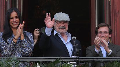 Antonio Resines, durante el pregón de las Fiestas de San Isidro 2022, acompañado por el alcalde de Madrid, José Luis Martínez-Almeida; y la vicealcaldesa, Begoña Villacís, el jueves en Madrid.