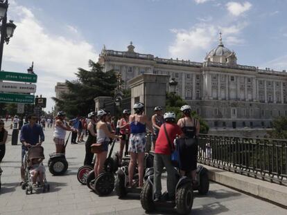 Turistas cerca del Palacio Real de Madrid.