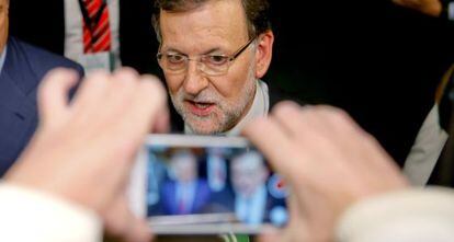 El presidente del Gobierno, Mariano Rajoy, fotografiado con un m&oacute;vil a su salida del Cara a cara con Pedro S&aacute;nchez. 