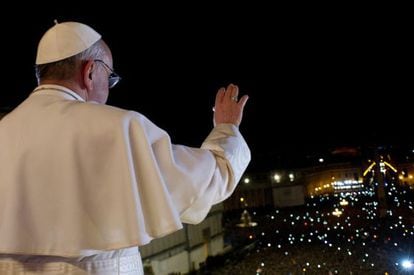 El papa Francisco I saluda a los fieles en San Pedro este mi&eacute;rcoles.