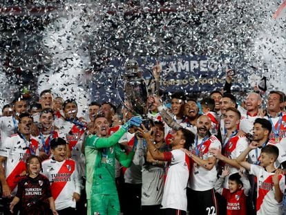 Los jugadores de River Plate celebran la Liga ganada este jueves frente a Racing.