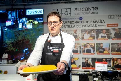 El cocinero Carlos Olabuenaga, del restaurante Tizona, en Logroño, presenta la tortilla que elaboró con 18 huevos, en una imagen proporcionada por la organización del concurso.