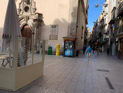 Terraza de un bar cerrado de la Plaça de Sant Francesc.