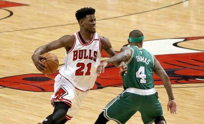 Jimmy Butler ante Isaiah Thomas en un Bulls-Celtics.