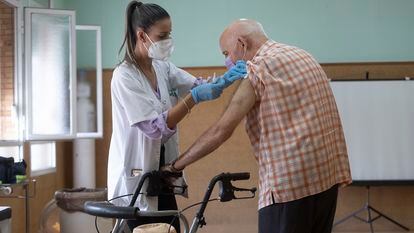 Una enfermera vacuna a un hombre contra la gripe en octubre de 2022, en Sevilla.