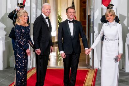 Washington (United States), 02/12/2022.- US President Joe Biden (2L) and First Lady Jill Biden (L) greet French President Emmanuel Macron (2R) and his wife Brigitte Macron (R) for the State Dinner at the North Portico of the White House in Washington, DC, USA, 01 December 2022. Macron's visit marks the first official state visit of the Biden administration. (Francia, Estados Unidos) EFE/EPA/SHAWN THEW
