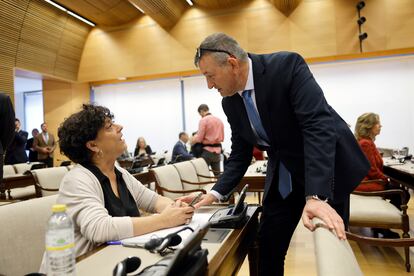 La portavoz de Justicia de Esquerra Republicana (ERC) en el Congreso, Pilar Vallugera, y el diputado de Junts Josep Maria Cervera conversan durante una Comisión de Justicia, en el Congreso de los Diputados, este jueves.
