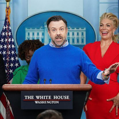 Jason Sudeikis takes to the podium as fellow Ted Lasso cast members, including Brett Goldstein, Hannah Waddingham and Brendan Hunt,  join Press Secretary Karine Jean-Pierre (2ndL) at the daily press briefing to discuss the importance of addressing mental health to promote overall well-being, in the Brady Press Briefing Room at the White House in Washington, U.S., March 20, 2023. REUTERS/Kevin Lamarque