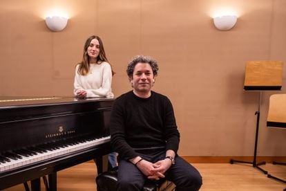 Gustavo Dudamel y María Valverde, en un descanso de 'Fidelio' el martes en el Walt Disney Concert Hall de Los Ángeles.