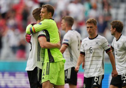 El portero alemán Manuel Neuer, con el brazalete arcoíris, celebraba con sus compañeros la victoria ante Portugal, el pasado sábado en el Allianz Arena de Múnich.