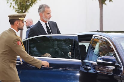 El Rey Felipe VI sale de la residencia del embajador de Reino Unido, Hugh Elliot, tras presentar sus condolencias.