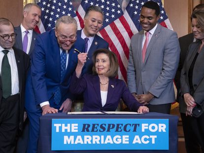 Nancy Pelosi en la firma de la norma para proteger en todo el país los derechos de los matrimonios entre personas del mismo sexo, el 8 de diciembre de 2022.