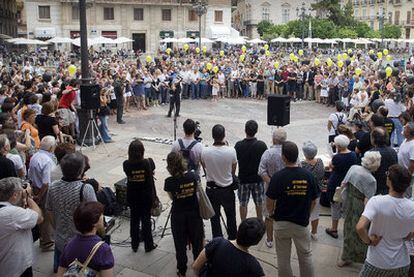 La concentración celebrada ayer en la plaza de la Virgen de Valencia como cada día 3 de julio desde 2006 congregó a varios centenares de personas.