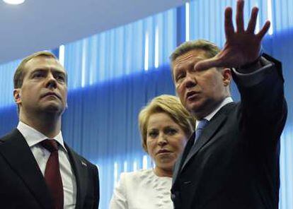 El presidente de Rusia, Dmitri Medvédev (i); el presidente del gigante del monopolio del gas ruso Gazprom, Alexei Miller (d), y la gobernadora de San Petersburgo Valentina Matviyenko (c), este viernes en la ciudad rusa.