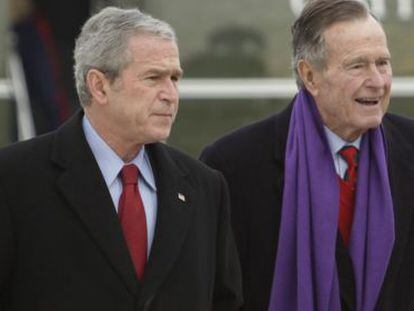 Los expresidentes de EEUU, George Bush y su hijo George W., en una imagen de 2008.