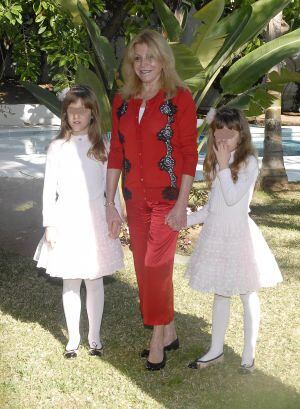 La baronesa Thyssen con sus hijas Sabina y Carmen.