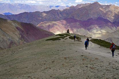 Desde la ciudad de Leh, en la región de Ladakh, es difícil no percatarse del Stok Kangri por dos motivos: es un pico nevado y puntiagudo que se alza sobre la localidad y, además, es el monte más elevado de India. La ascensión no resulta complicada y brinda un maravilloso panorama del paisaje de esta región india (en la foto, descenso desde el paso de Ganda La).