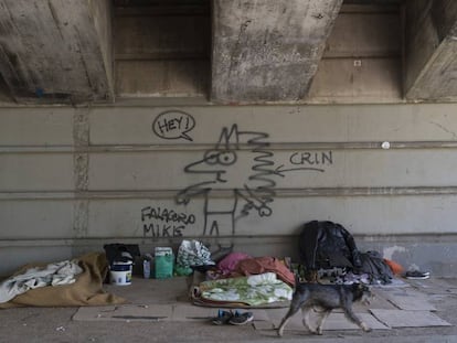 Sensesostre sota un pont, a Barcelona.