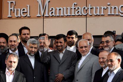 Ahmadineyad, rodeado de científicos, durante la inauguración de una planta de combustible nuclear, en abril pasado.