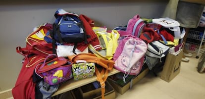 Mochilas amontonadas en un salón clase de un colegio ecuatoriano.