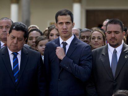 Juan Guaidó, a principios de 2019 flanqueado por Stalin González, a la derecha, y Edgar Zambrano, a la izquierda.