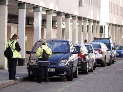 Controladoras de parquimetros del SER en el barrio de Ventilla