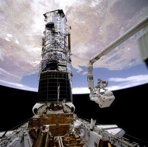 Dos astronautes del transbordador espacial Endeavour durant la missió espacial del 1993 en la qual van col·locar al Hubble un sistema de lents especials per corregir el defecte del mirall.
