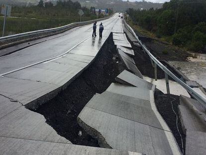 Personas caminan por una carretera destruida en la isla de Chiloe (Chile). 