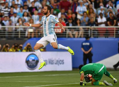 El arquero de Chile, Claudio Bravo, detiene una pelota al argentino Gonzalo Higuain.