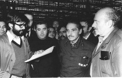 Pedro López Provencio parlant amb treballadors el 1971.