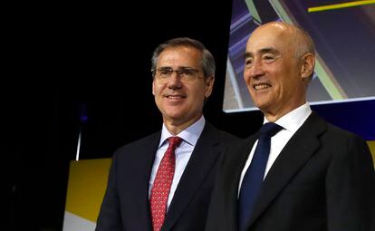 El consejero delegado de Ferrovial, Ignacio Madridejos, junto al presidente de la compañía, Rafael del Pino,  en la junta de accionistas celebrada en Madrid el 13 de abril.