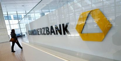 El logo de Commerzbank en su sede alemana de Fráncfort. 
 