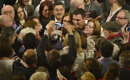 El líder del PSOE, Pedro Sánchez, se fotografía con dos militantes socialistas, tras la clausura de la conferencia autonómica del partido celebrada en Valencia el pasado 1 de febrero. El líder de la oposición es considerado como uno de los políticos más atractivos entre los representantes españoles.