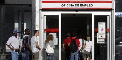 Una cola de parados ante la puerta de una oficina de empleo en Madrid. 