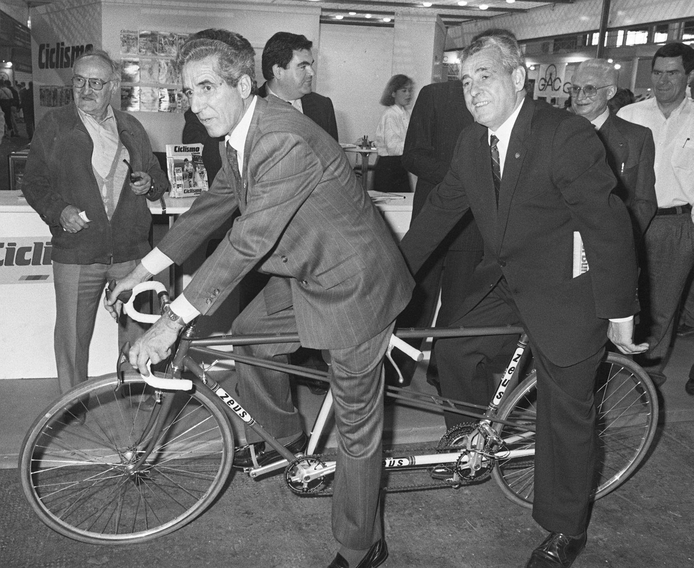 Federico Martín Bahamontes, junto al ciclista Jesús Loroño, en la inauguración de la Feria Monográfica de Ciclismo Cycle-90, el año 1990 en Bilbao. 