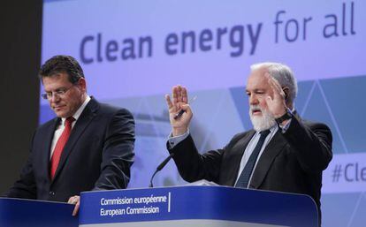 El comisario de Energía, Miguel Arias Cañete, y el vicepresidente de la Comisión Europea para Energía, Maros Sefcovic.