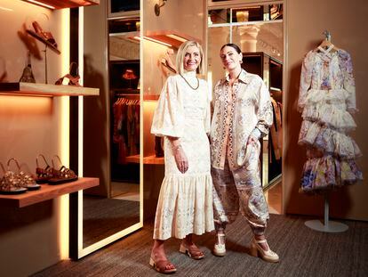 Las hermanas Simone y Nicky (a la derecha) Zimmermann, en su tienda recién abierta en la calle Serrano de Madrid.