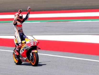 Márquez saluda tras conseguir la pole en Spielberg.