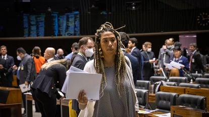 La diputada brasileña Talíria Petrone, rodeada de parlamentarios en el plenario de la Cámara, en Brasilia, el pasado día 15.
