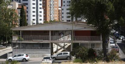 Viviendas de la UVA en primer t&eacute;rmino. Al fondo, edificios para realojar.