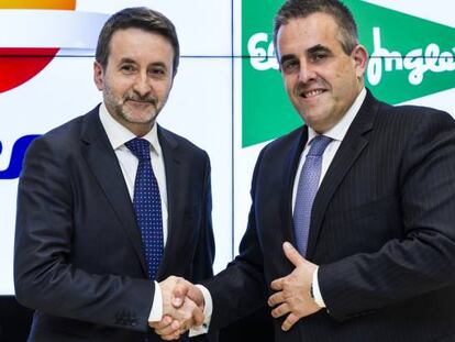 Los consejeros delegados de Repsol y El Corte Inglés, Josu Jon Imaz y Víctor del Pozo, tras la firma del acuerdo.