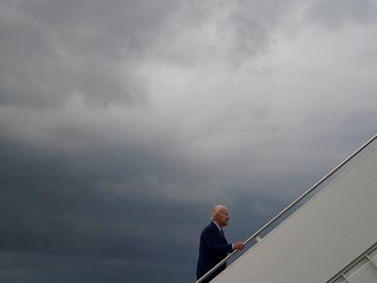 El presidente de EEUU, Joe Biden, se dispone a despegar en el Air Force One, este domingo desde Camboya rumbo a Bali para la cumbre del G-20.