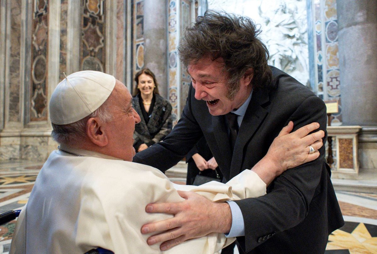 Javier Milei entierra con un abrazo en el Vaticano la campaña de descalificativos al papa Francisco | Internacional