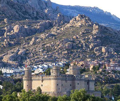 La Pedriza junto al castillo de Manzanares el Real y el embalse.