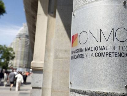 Cartel de la Comisión Nacional de los Mercados y la Competencia (CNMC) en su sede en Madrid.