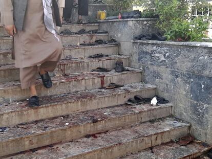 Una persona baja las escaleras de la mezquita llenas de manchas de sangre tras el atentado, este viernes. 
