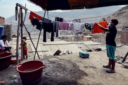 Habitantes del barrio Los Jazmines, en el distrito de Comas, en Lima (Perú)