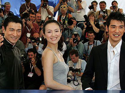 Andy Lau Tak-wah (a la izquierda), Zhang Ziyi y Takeshi Kaneshiro.