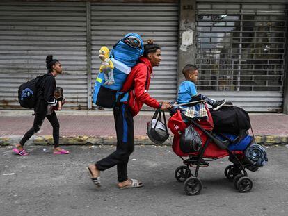 Una familia venezolana inicia su camino hacia Estados Unidos, en la ciudad de San Antonio del Táchira (Venezuela).